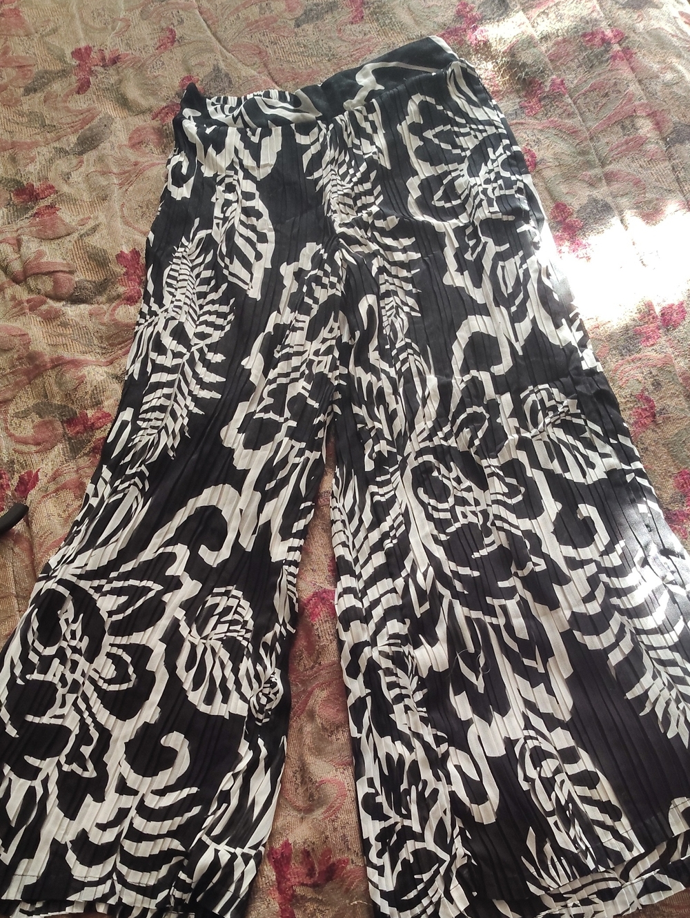 Women's Black & White Printed Wide-Leg Pants